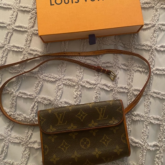 Authentic Louis Vuitton Florentine Waist Bag - Picture 2 of 11